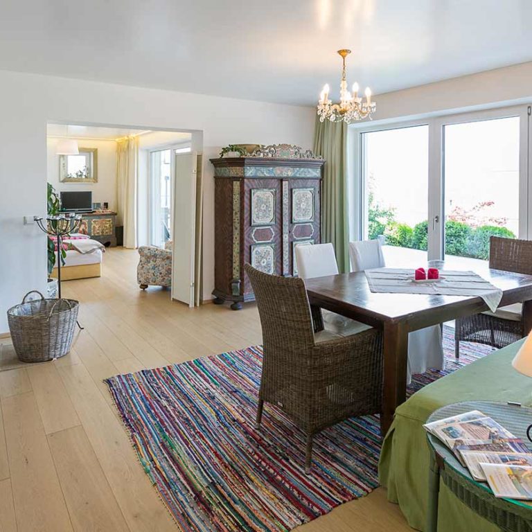 Gartenapartment_Esszimmer_Kachelofen-768